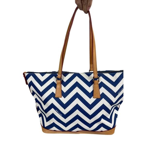 Dooney & Bourke Navy Chevron Tote w/ Pouch Canvas Leather Trim NWT Excellent - Picture 5 of 12